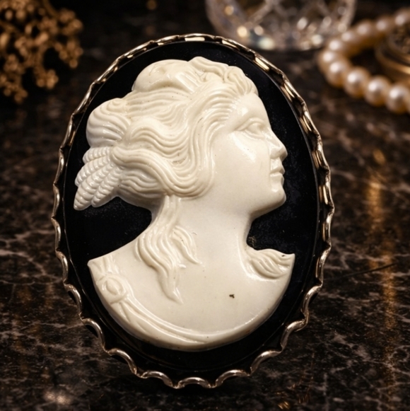 VINTAGE 1970s Black Onyx Ivory CAMEO BROOCH Silver Tone Frame LARGE Statement - Picture 11 of 11